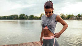 Спортивная девушка показывает пресс.