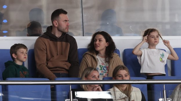 Игорь Акинфеев с супругой Екатериной и детьми.