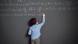 Мальчик пишет формулы на доске