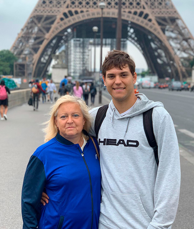 Павел Котов с мамой. Теннисист Павел Котов с мамой.