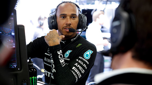 Льюис Хэмилтон. Гонщик Льюис Хэмилтон.