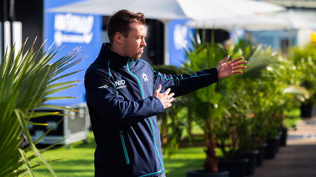 Даниил Квят. Гонщик Роберт Шварцман.