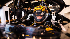 Экоактивисты пытались сорвать «электрическую» Формулу. Но не помешали Квяту и Шварцману попробовать себя в новом классе