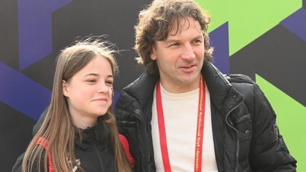 Дмитрий Сенников с болельщиком на матче ЮФЛ.