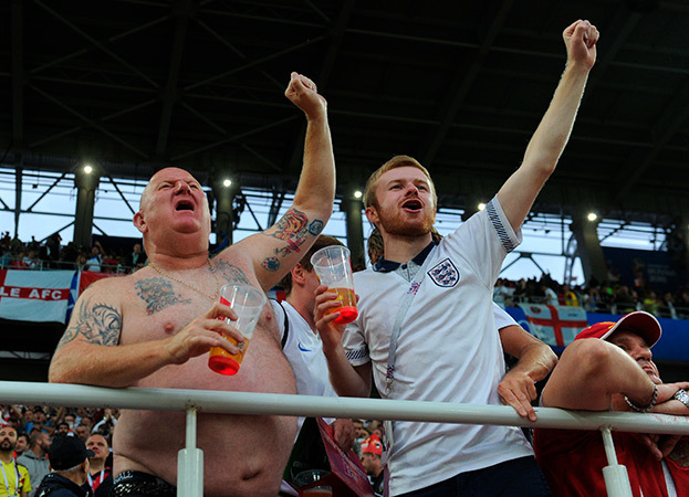 Английские болельщики на трибуне во время матча ЧМ-2018. Английские болельщики на трибуне во время матча ЧМ-2018.