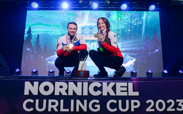 Алина Ковалева и Алексей Тимофеев. Керлингисты Алина Ковалева и Алексей Тимофеев.