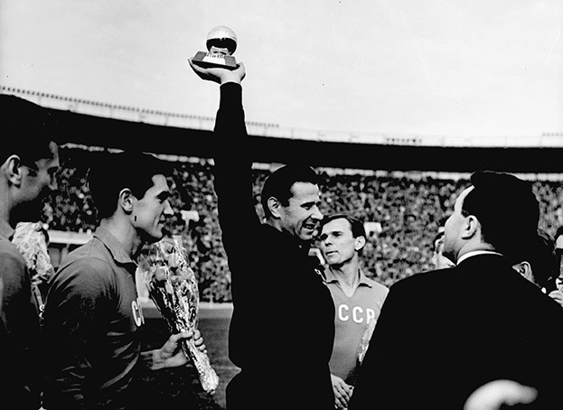 Лев Яшин с «Золотым мячом». Лев Яшин с «Золотым мячом».