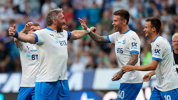 Александр Овечкин празднует гол за футбольное «Динамо» в выставочном матче с «Амкалом». Хоккеист Александр Овечкин празднует гол за футбольное «Динамо» в выставочном матче с «Амкалом».