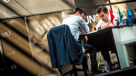 Шахматисты Ян Непомнящий и Дин Лижэнь.