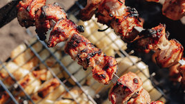 Мясной шашлык на природе