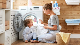 Женщина и ребенок у стиральной машины