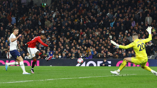 Маркус Рэшфорд забивает гол в ворота «Тоттенхэма».