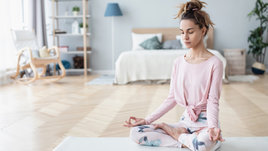 Девушка медитирует