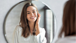 Девушка стоит перед зеркалом