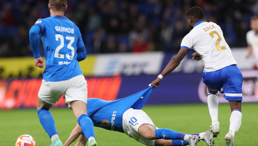 Защитник «Динамо» Эли Даса (справа) в матче против «Факела».