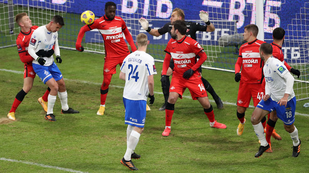 Виктор Мозес играет рукой в своей штрафной. Виктор Мозес играет рукой в своей штрафной в матче против «Динамо»