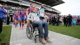 Алекс Маккиннон и игроки «Ньюкасл Найтс»