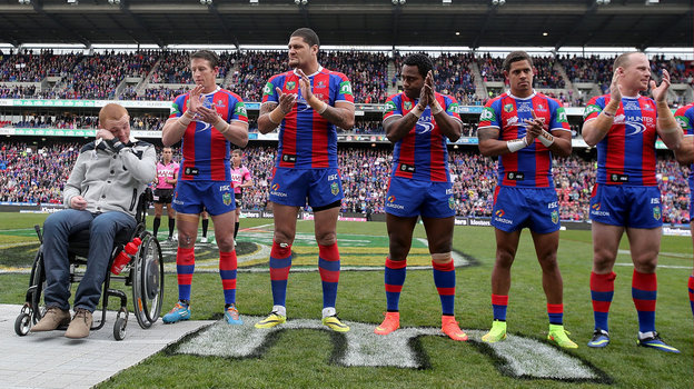 Алекс Маккиннон и игроки «Ньюкасл Найтс»