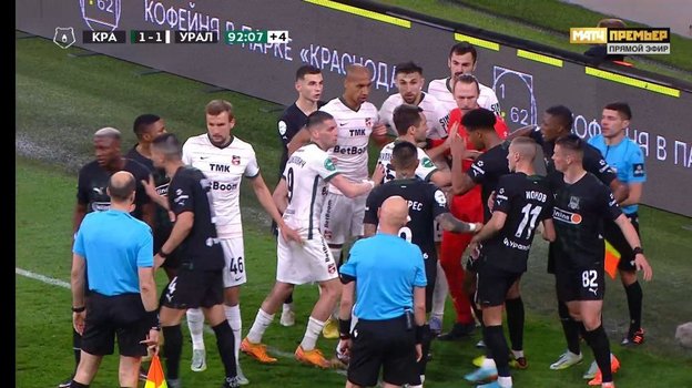 Игроки «Краснодара» и «Урала» выясняют отношения.