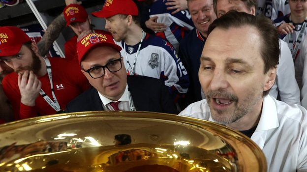 Игорь Есмантович, Сергей Федоров и хоккеисты ЦСКА отмечают победу в Кубке Гагарина.