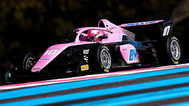 Болид на трассе во время гонки F1 Academy.