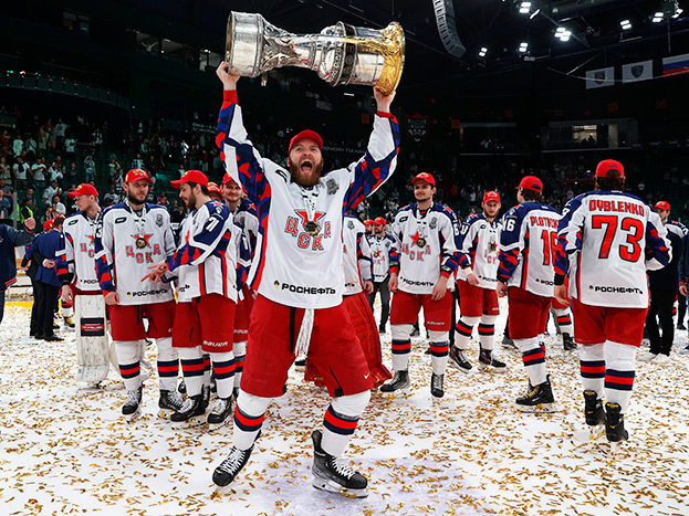 Михаил Григоренко с Кубком Гагарина. Хоккеист ЦСКА Михаил Григоренко с Кубком Гагарина.
