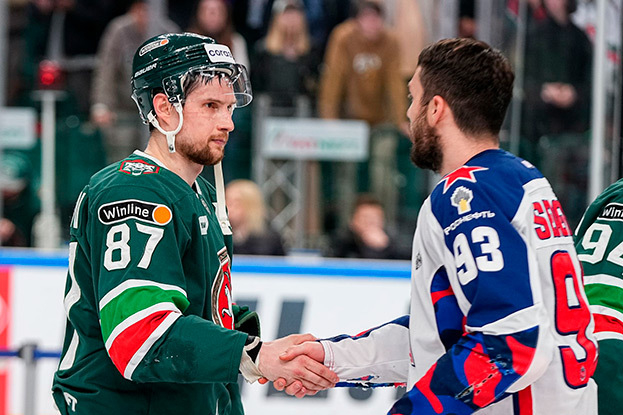 Вадим Шипачев и Артем Сергеев пожимают руки после матча. Вадим Шипачев и Артем Сергеев пожимают руки после матча.