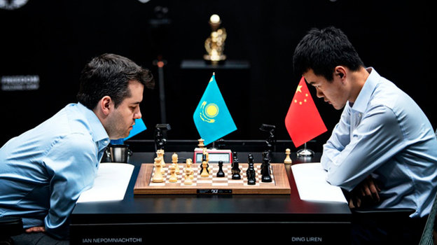 Ян Непомнящий и Дин Лижэнь. Шахматисты Ян Непомнящий и Дин Лижэнь.