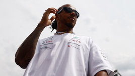 Гонщик Льюис Хэмилтон.