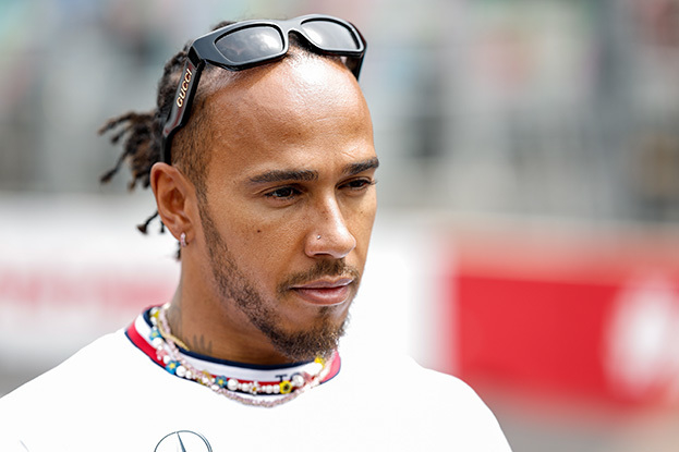 Льюис Хэмилтон. Гонщик Льюис Хэмилтон.