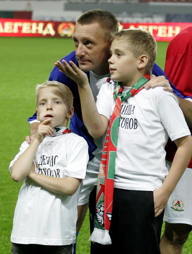 Андрей Тихонов с сыновьями Мишей и Денисом. Андрей Тихонов с сыновьями Мишей и Денисом