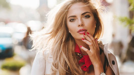 Красивая женщина позирует фотографу