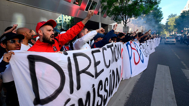 Фанаты «ПСЖ» протестуют перед офисом клуба. Фанаты «ПСЖ» протестуют перед офисом клуба.