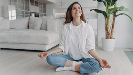 Девушка во время медитации.