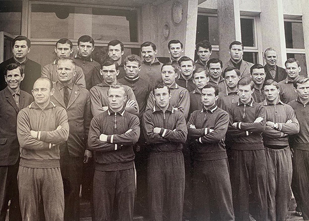 Футболисты «Искры».