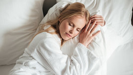 Спящая девушка.