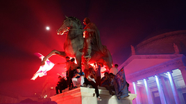 Болельщики «Наполи» празднуют чемпионский титул на улицах города.