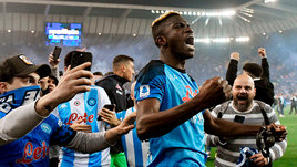 Салюты, слезы и мечты о победе в Лиге чемпионов. Неаполь роскошно отпраздновал чемпионство