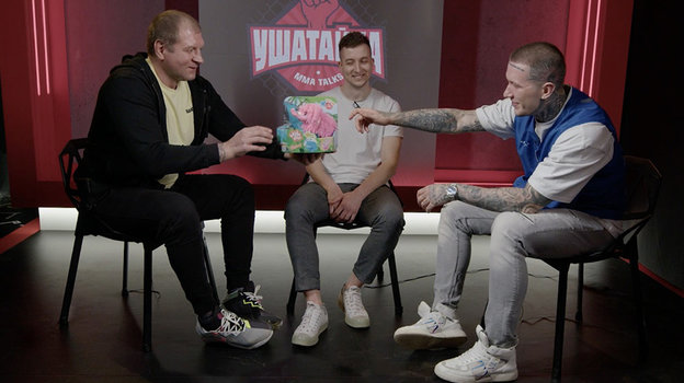 Александр Емельяненко дарит Евгению Ершову розового слоника.