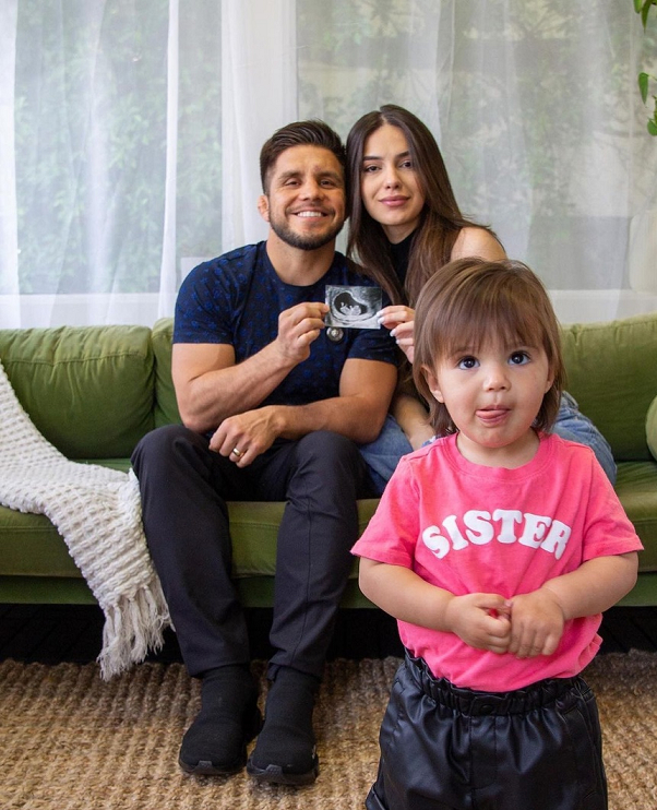 Сехудо с женой Аной Каролиной и дочерью Америкой.