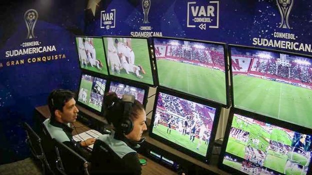 Бразильский арбитр Дайан Муниз во время работы.