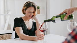 Девушка с бокалом красного вина