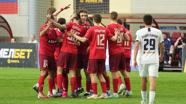 Футболисты «Енисея». Футболисты «Енисея» празднуют победу