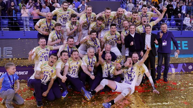 Игроки и тренеры «Зенита» с кубком.