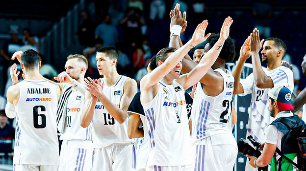 Егор Демин (№19). Баскетболист «Реала» Егор Демин с партнерами по команде после матча.