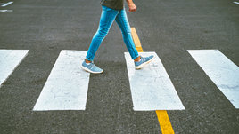 Ноги на пешеходном переходе.