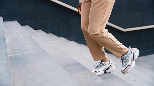 Походка: что обозначает. Женские ноги в кроссовках на лестнице