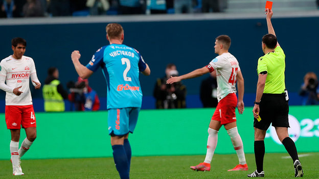 Павел Кукуян удаляет Алексиса Дуарте.