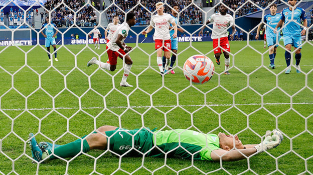 Квинси Промес реализует пенальти в ворота «Зенита».