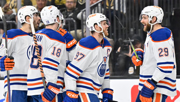 Игроки «Эдмонтона» в третьем матче серии.